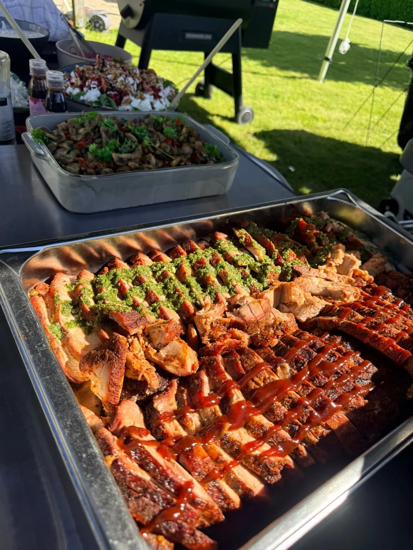 Bleck med rökt bringa, revben, burnt ends och pulled pork
