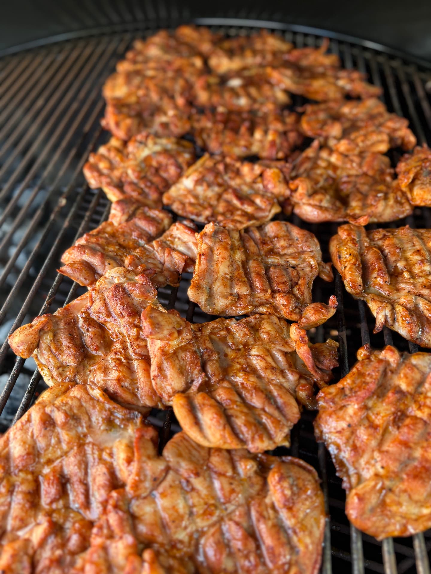 Kött på stekbord och grill under tillagning