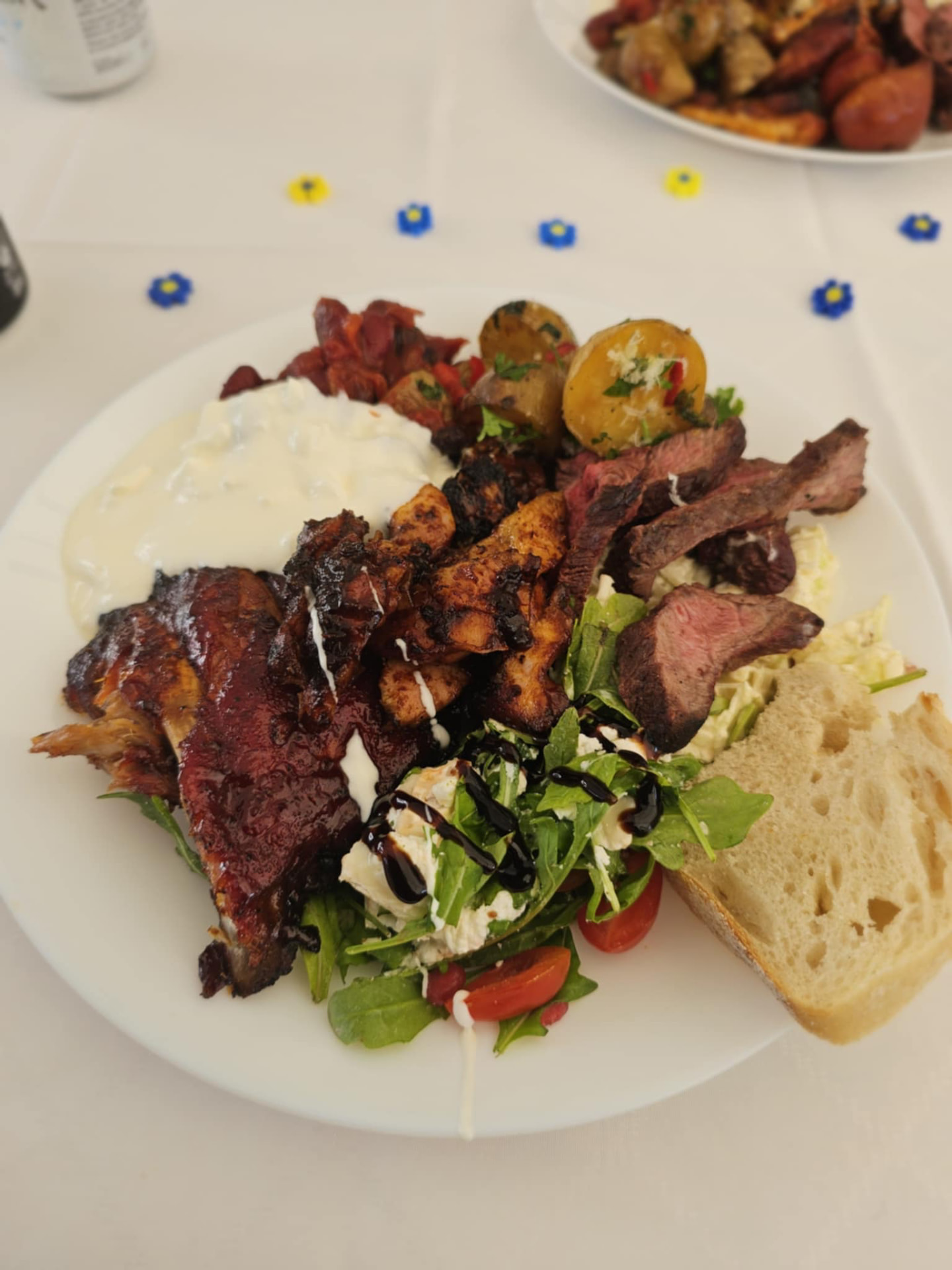 Rått kött, bleck och glödande grill
