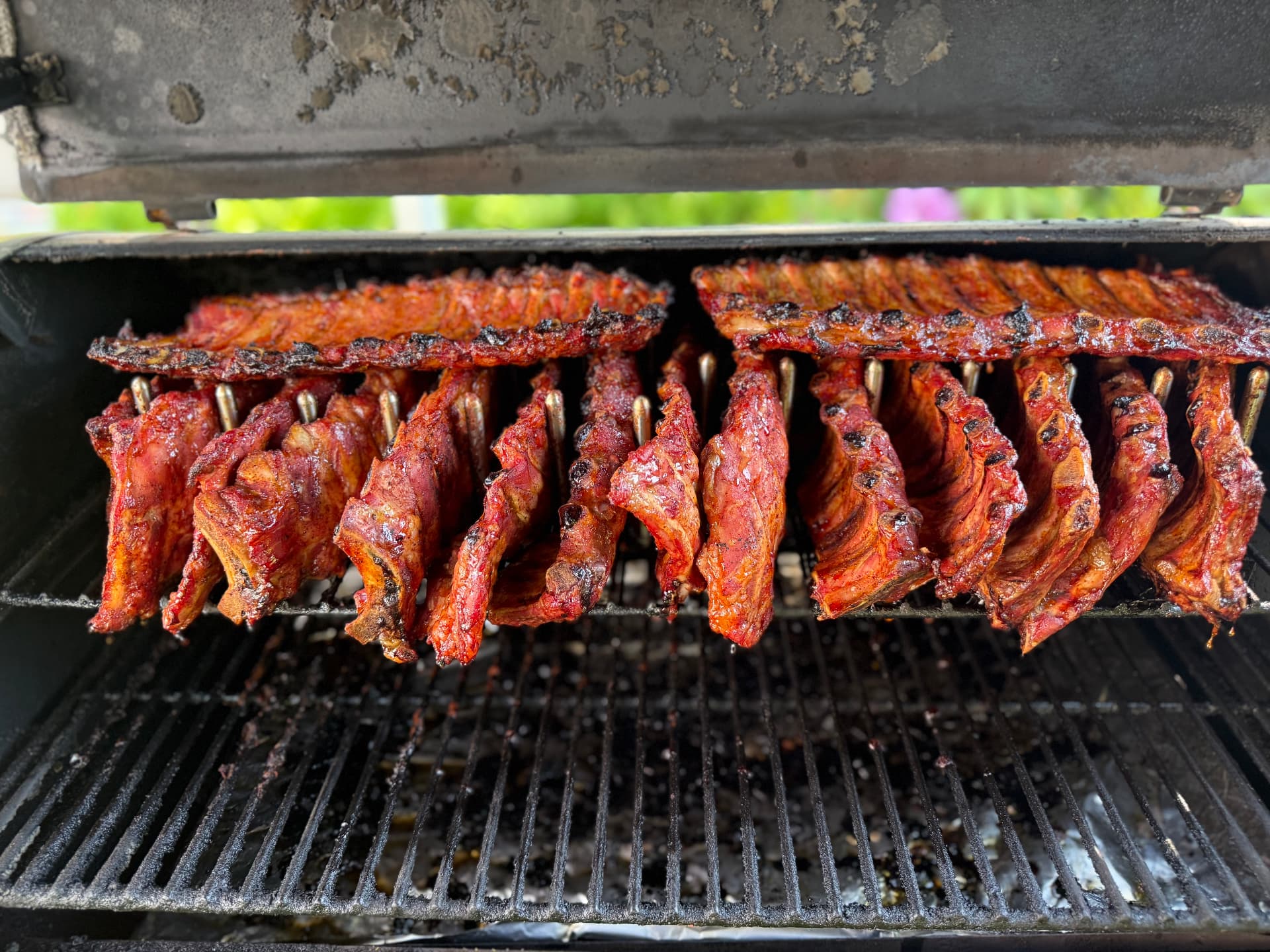 Stora grillade köttbitar på skärbräda