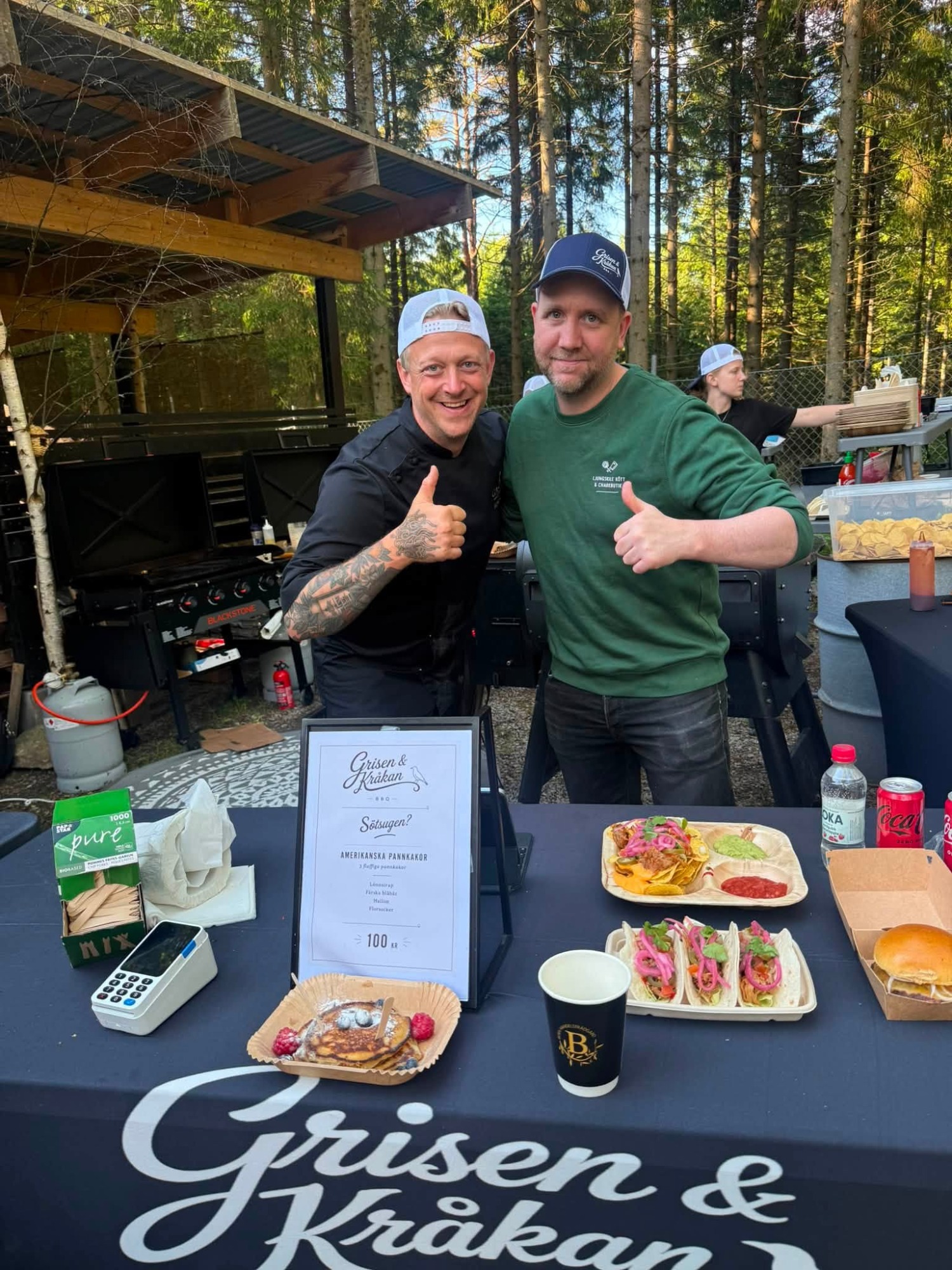 Gänget bakom Grisen & Kråkan vid sitt bord på event